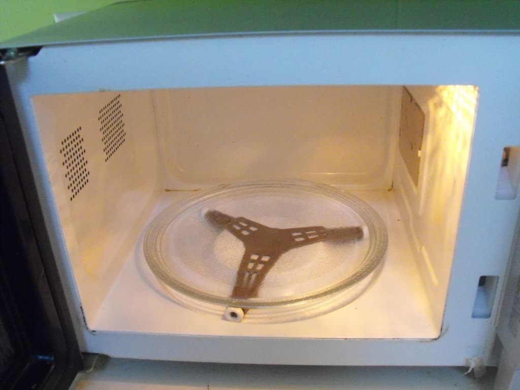 inside of clean microwave