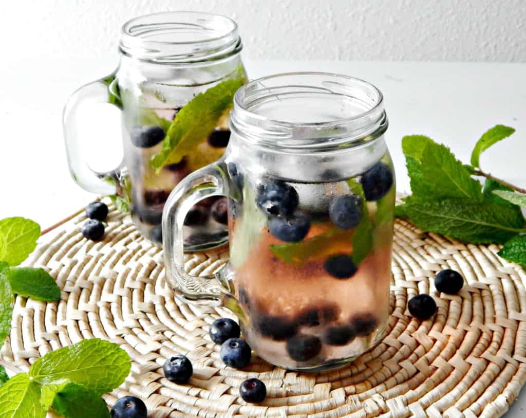 blueberry mojito in jar