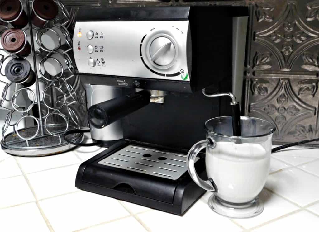 espresso maker steaming milk