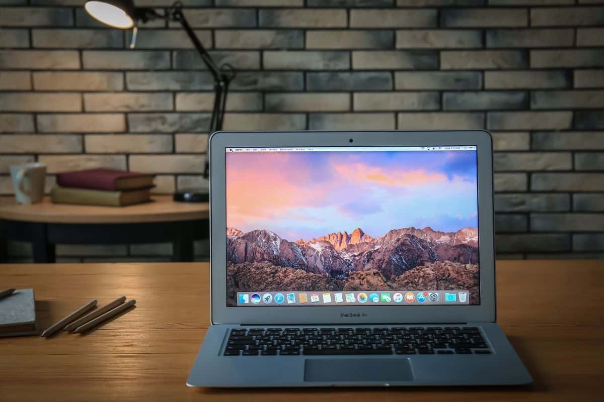How to Clean MacBook Screen