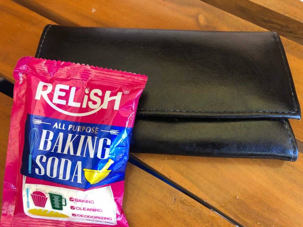 Using baking soda in order to clean leather wallet.