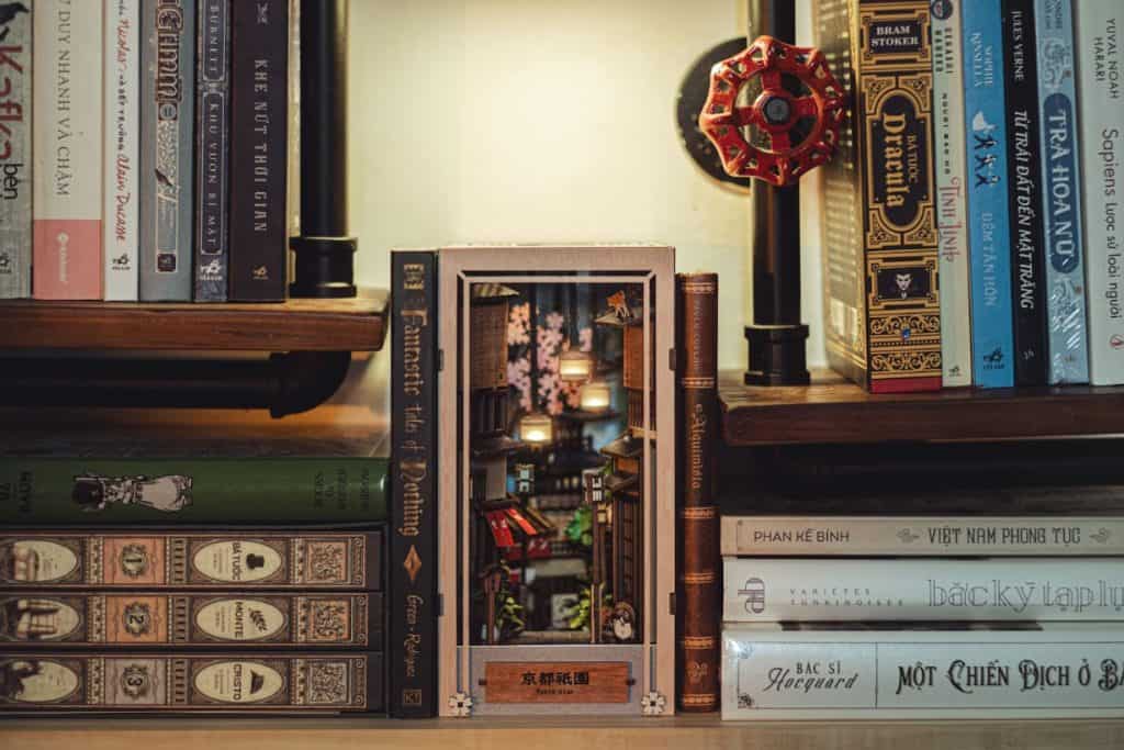 How to craft a book nook.